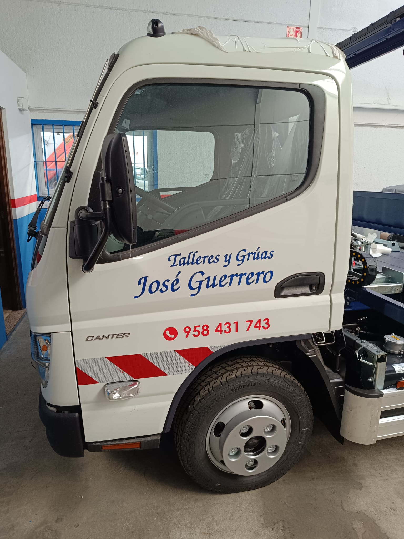 Rótulo de puerta de camión Talleres y Grúas José Guerrero